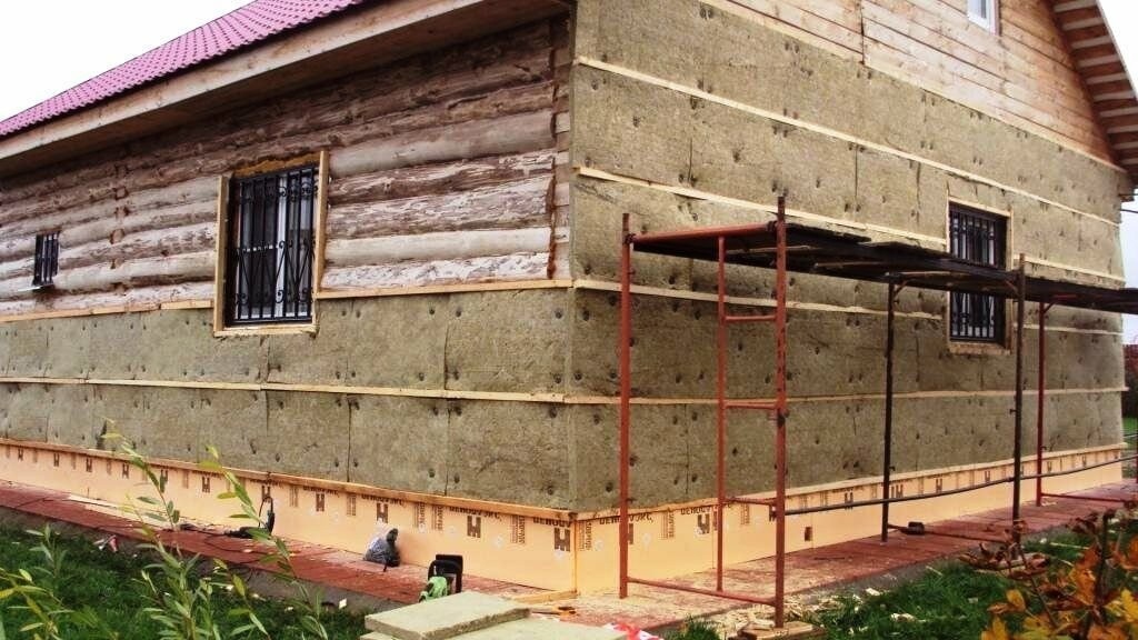 Монтаж минерального утеплителя на фасад деревянного сруба